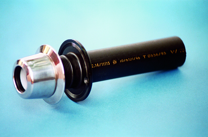 Figur C.1. Afløbskobling. Afløbsrøret er forsynet med gevind og flange til fastgørelse i væg.