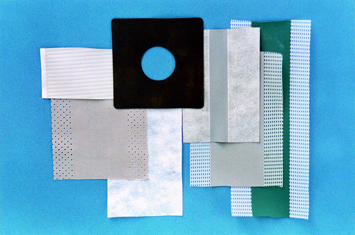 Figur C.2. Armeringsbånd. Øverst ses tætningsmanchet i gummi med udstanset hul for rørgennemføring.