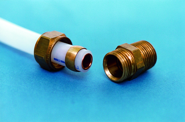 Figur C.4. Kompressionssamling med pex-rør. Ved sammenskruning presses messingringen sammen mellem to koniske flader.