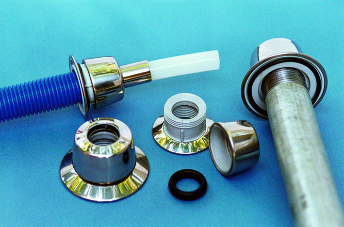 Figur C.7. Rørbøsninger, til venstre med pex-rør i tomrør, til højre med stålrør.